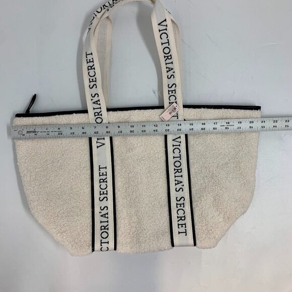 Victoria Secret Women's Fleece Zip Cozy Plush Tote‎ Bag NWT - Picture 12 of 15